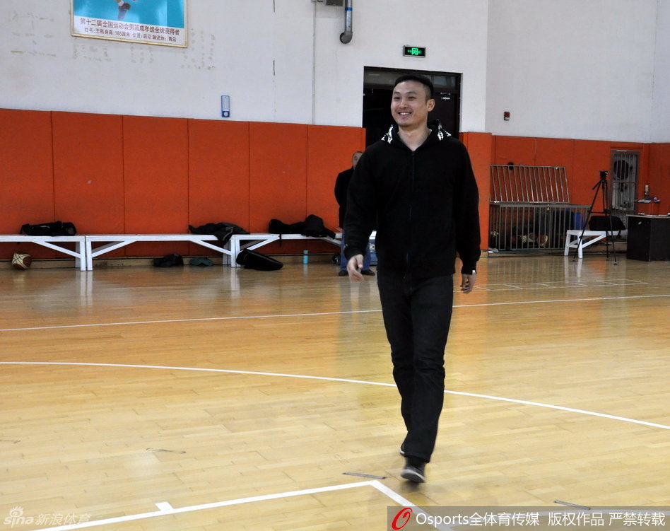 风尘仆仆赶来的王汝恒正式与球队会合,他身穿便装站在场边,眼神中带着重回故队的亲切与备战全运的坚定。