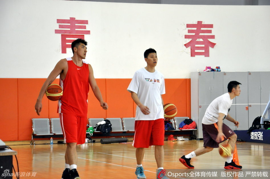 内线悍将陶汉林在训练间隙认真聆听李楠指导讲解,他双手扶膝,身体微微前倾,眼神里充满了对技战术理解的渴望。