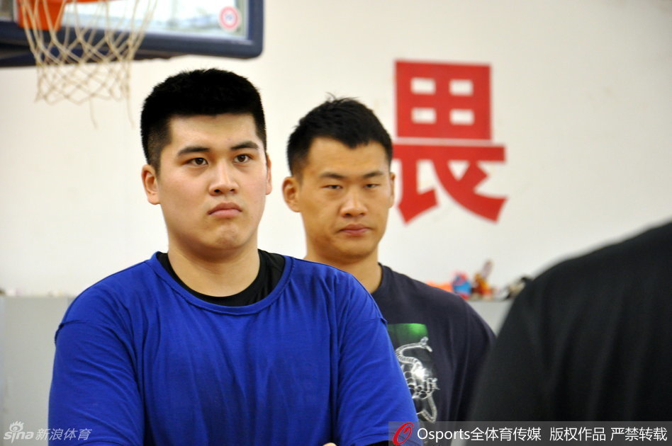 李楠指导在训练中亲自示范动作,他张开双臂指点江山,为球员们详细讲解场上站位,举手投足间尽显名帅风范。