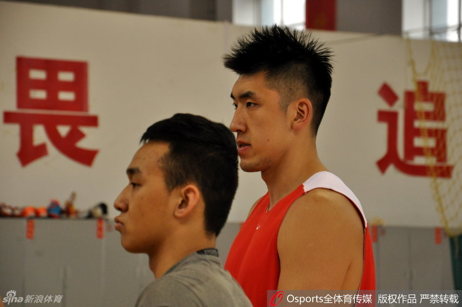 训练结束后,汗水顺着球员们的脸颊滑落,他们虽然气喘吁吁但眼神明亮,为了共同的冠军梦想,每一滴汗水都显得意义非凡。