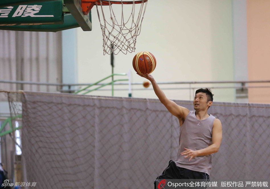 刘炜弯腰系紧鞋带，这一简单的动作他重复了二十多年，对篮球的初心始终未变