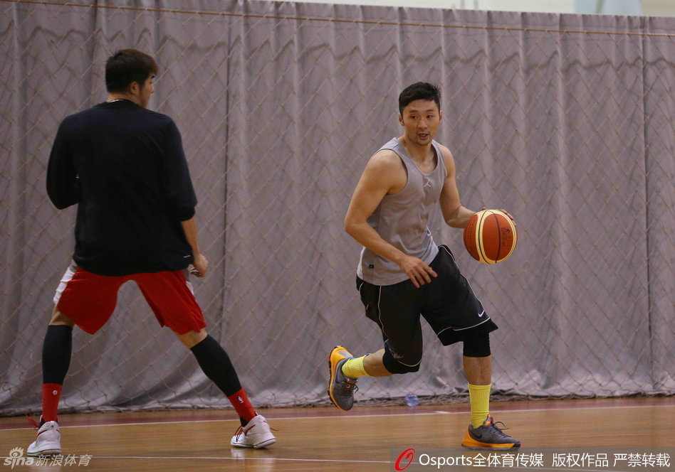 全运会赛场上的刘炜全神贯注，防守端张开双臂，为上海队筑起后场屏障