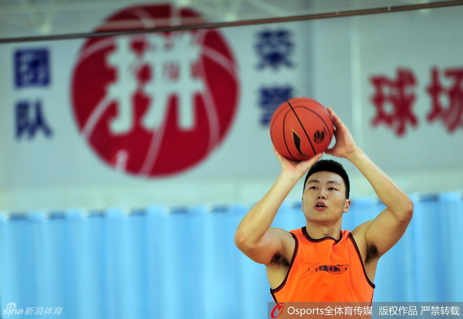 夕阳的余晖洒在训练馆的地板上，李根赤裸着上身，一次又一次地出手三分，汗水从他的额头滴落，眼神中透露出对下一次胜利的渴望。