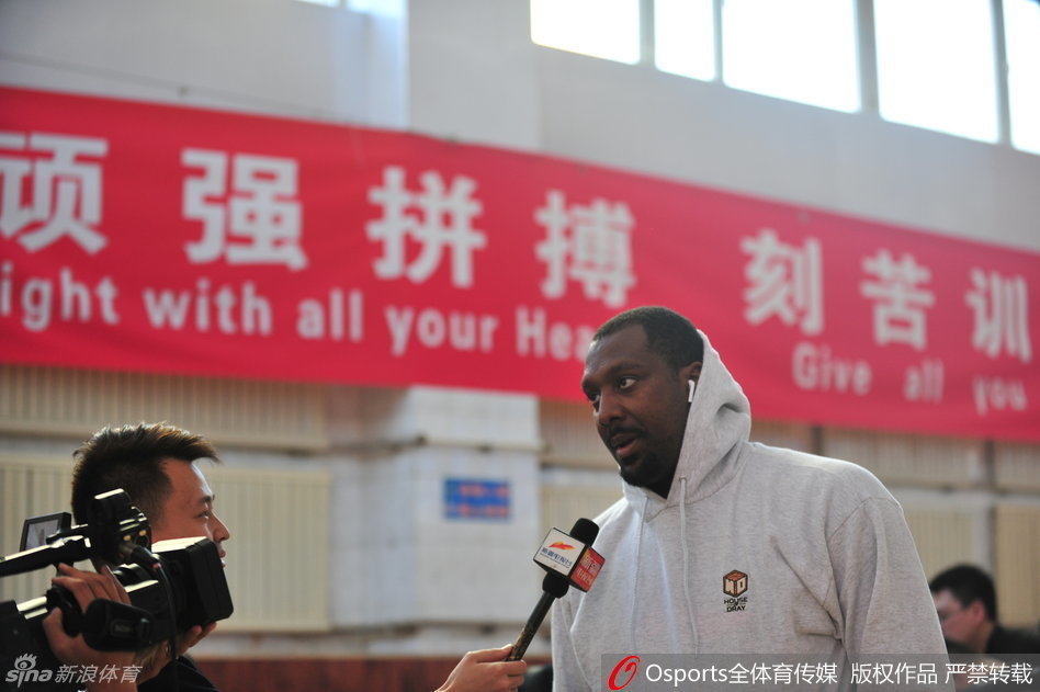 更衣室的衣柜前，可兰白克正在更换被汗水浸透的训练服。他的动作利落而专注，即使只是日常换衣，也仿佛带着场上那股柯尔克孜族勇士般的血性与坚毅。