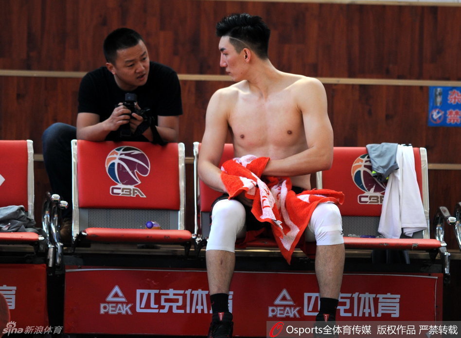 主教练李秋平站在战术板前，对着仅剩的几名球员侃侃而谈。他的手势坚定有力，仿佛在说，冠军的卫冕之路虽然困难重重，但我们的方向绝不动摇。