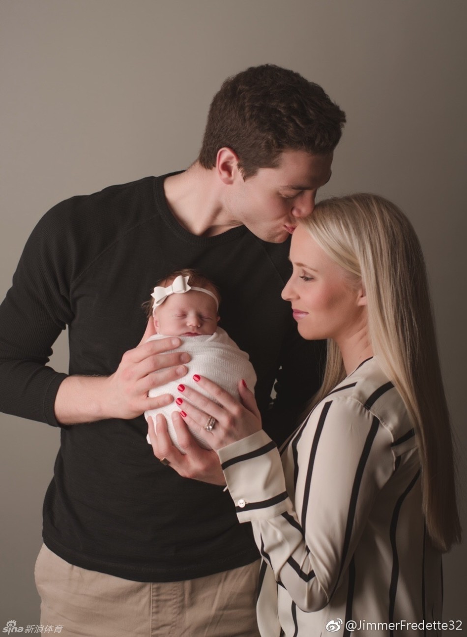 温柔的父亲吉默·弗雷戴特用他投篮的双手，无比轻柔地环抱着襁褓中的小女儿，眼神中满是初为人父的喜悦与呵护。