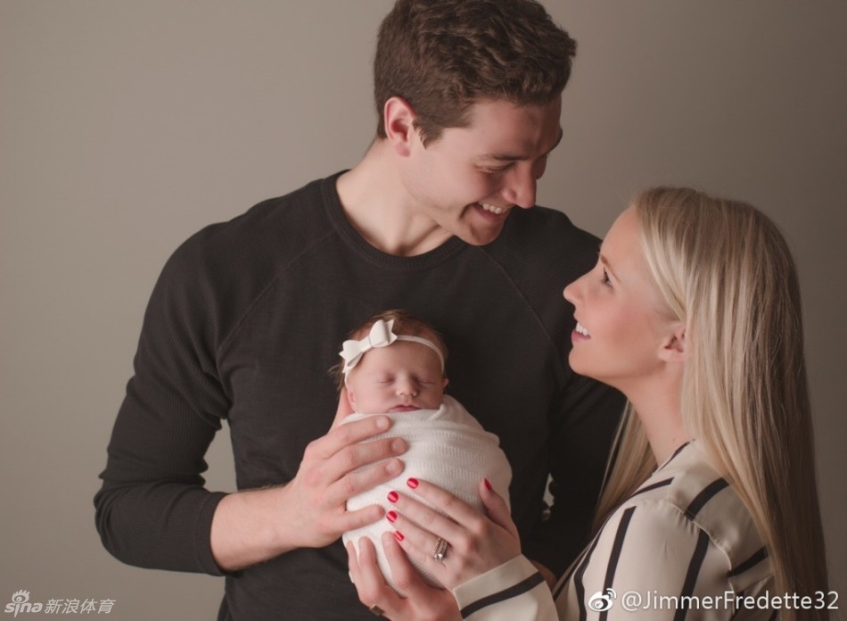 温馨的卧室里，弗雷戴特和妻子 Whitney 将女儿护在中间，两人的目光温柔地交汇，仿佛在无声地交流着对这个小家庭未来的无限憧憬。