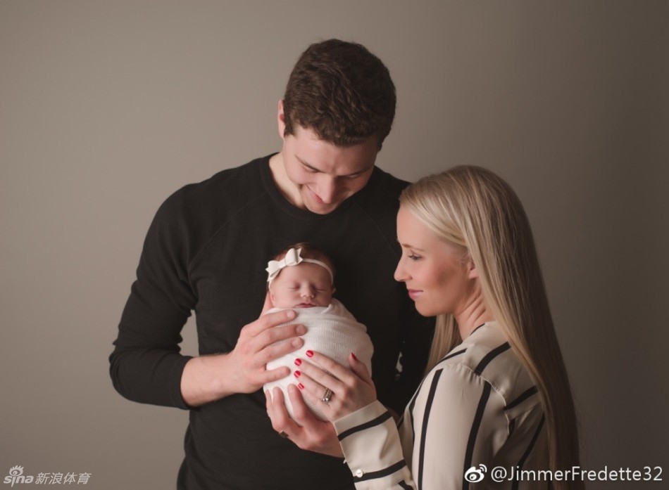 一家三口依偎在沙发上，穿着简约的家居服，笑容灿烂而自然。这是属于他们最私密也最幸福的时刻，记录下了“寂寞大神”身份之外，作为普通丈夫和父亲的真实幸福。