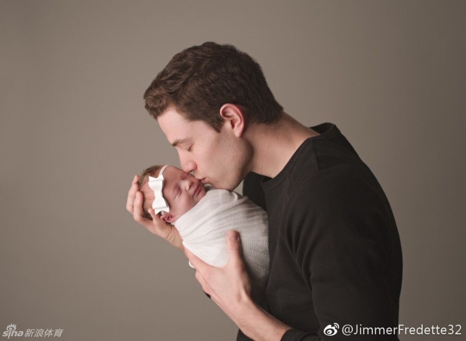 弗雷戴特深情地亲吻着怀中的女儿，仿佛在向全世界宣告，这个小小的生命从此将是他心中最柔软的牵挂，也是他最坚硬的铠甲。