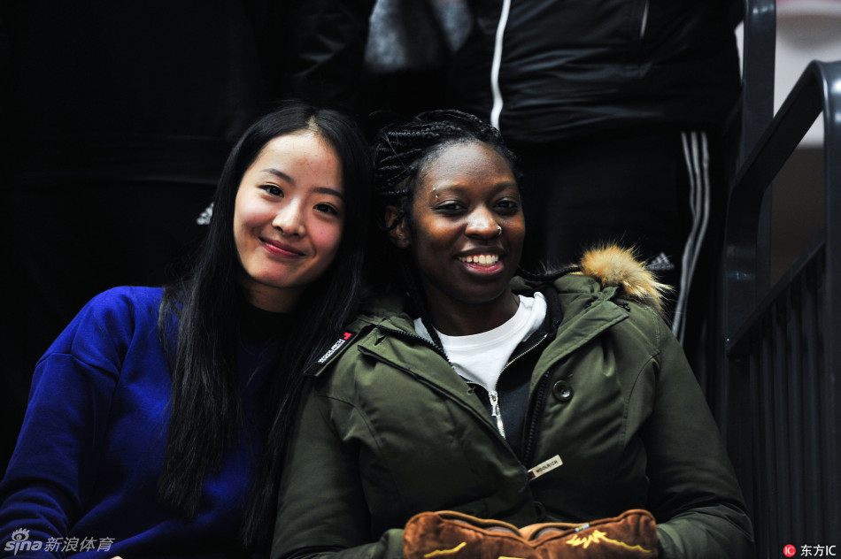 布泽尔的妻子在场边为丈夫的精彩表现欢呼,尽管身处客场,她依然用最大的热情为爱人加油,脸上洋溢着对布泽尔重回巅峰状态的欣慰。