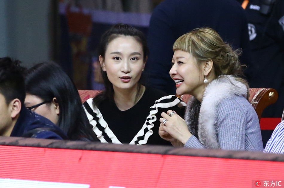 身着一袭黑色长裙的周琦女友,安静地坐在看台上,眼神中满是对男友的关切与骄傲,即使镜头拉远,也能感受到她那份独特的优雅气质。