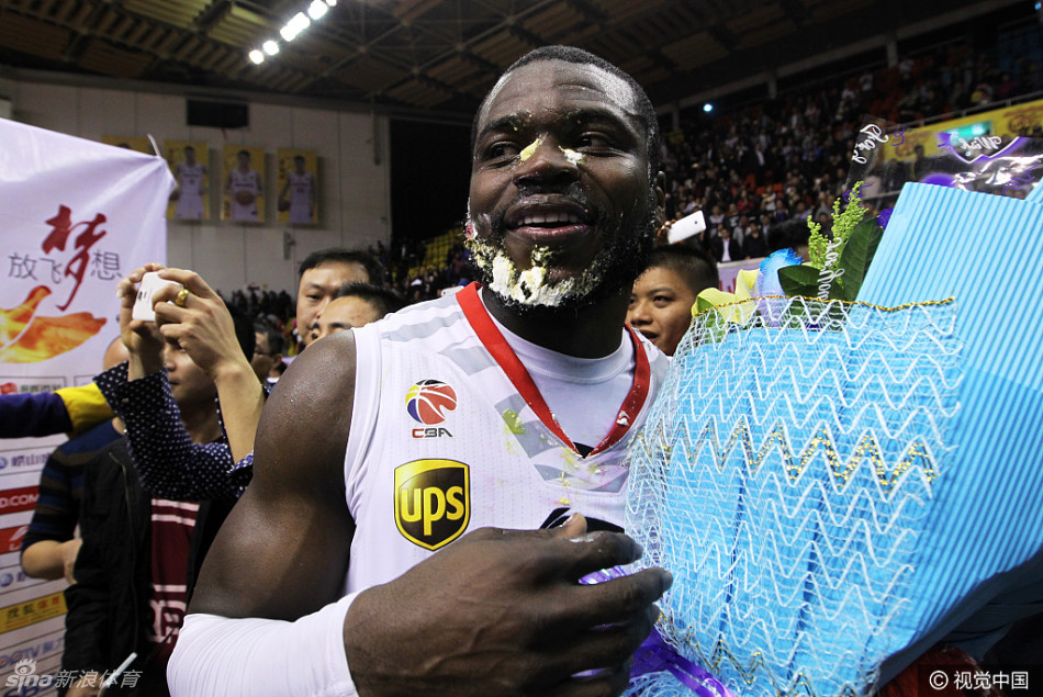 激烈的蛋糕大战过后,每个人的脸上身上都沾满了奶油,大家相视而笑,现场一片狼藉却充满了欢乐。