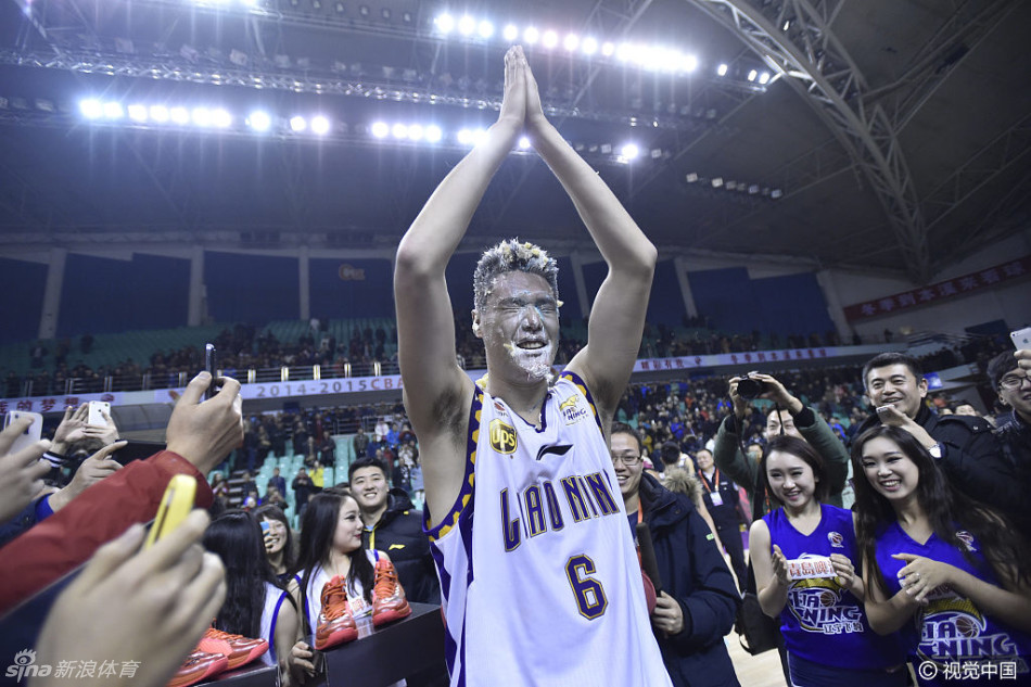 面对镜头,一位参与者无奈地展示着身上的草莓酱渍,嘴上说着无奈,眼神里却藏不住参与其中的快乐。