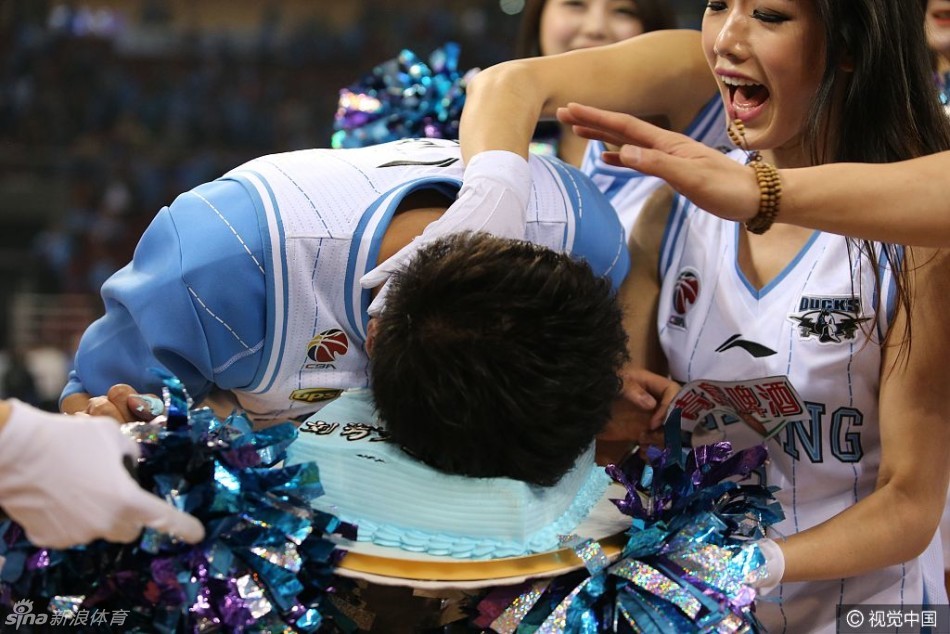 被糊了满脸奶油的寿星,瞬间变身慈祥的白胡子老头,虽然眼睛都快睁不开,但脸上依然洋溢着幸福的笑容。