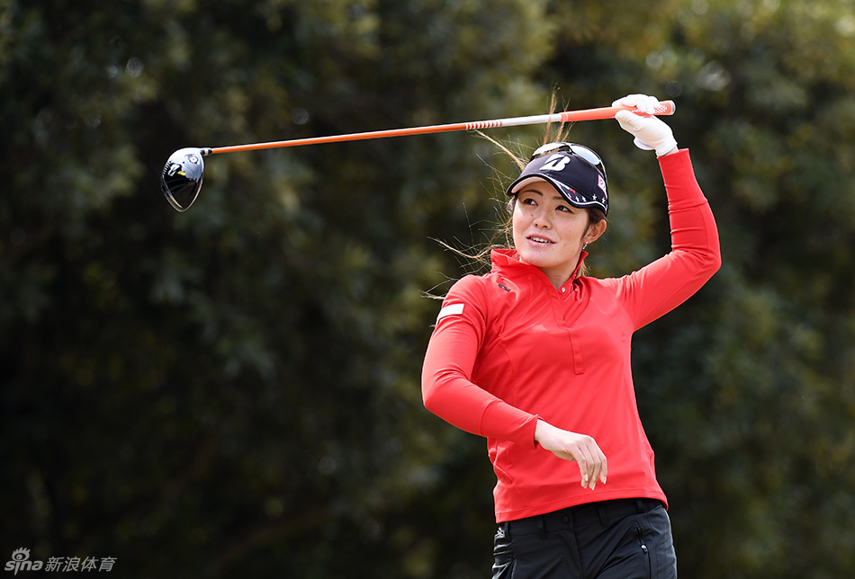 练习日黄昏时分,空旷的球道上光影斑驳,一支球包静静立在果岭边,充满赛前的宁静与期待。