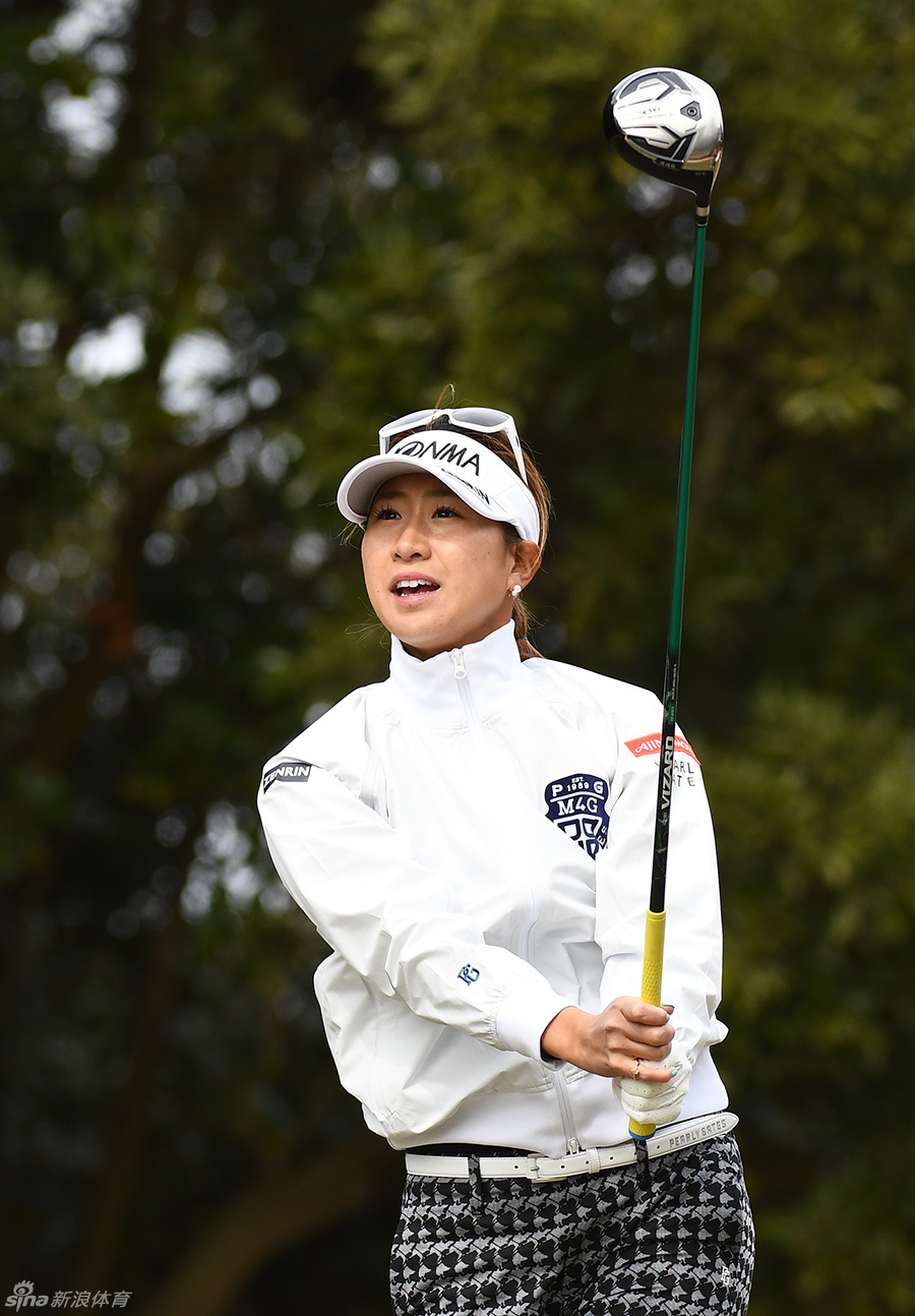 葛城高尔夫俱乐部练习场全景,多位球员同时挥杆练习,构成一幅充满动感与竞技氛围的生动画面。