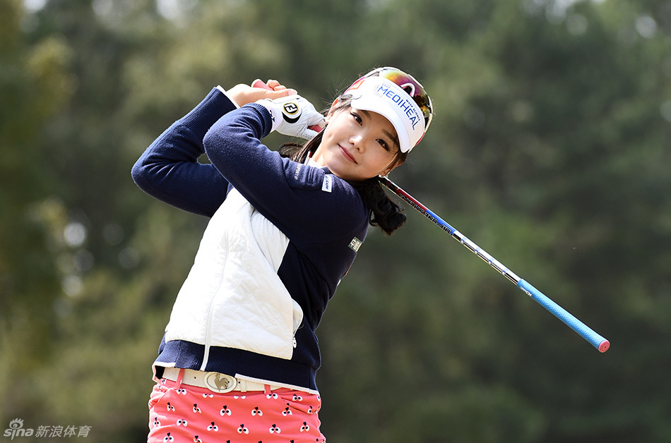 石昱婷在沙坑中进行救球练习,沙粒随挥杆飞扬,她目光坚定地凝视着小球预期的落点。