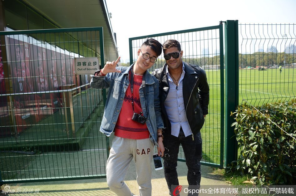 胡尔克戴着酷劲十足的黑色墨镜,身着一袭休闲装亮相世纪公园训练场,他面带微笑,仿佛在告诉对手,这片场地今天由我做主。