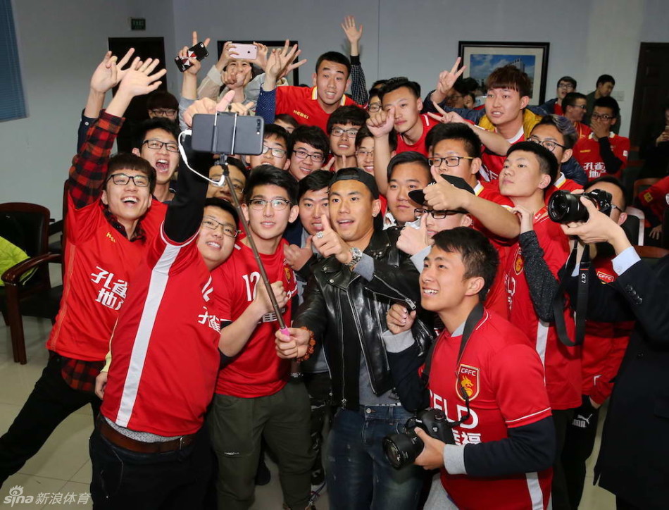 小表情太可愛！約基奇騙到亞當斯犯規 隨后斜眼死死盯著后者調戲