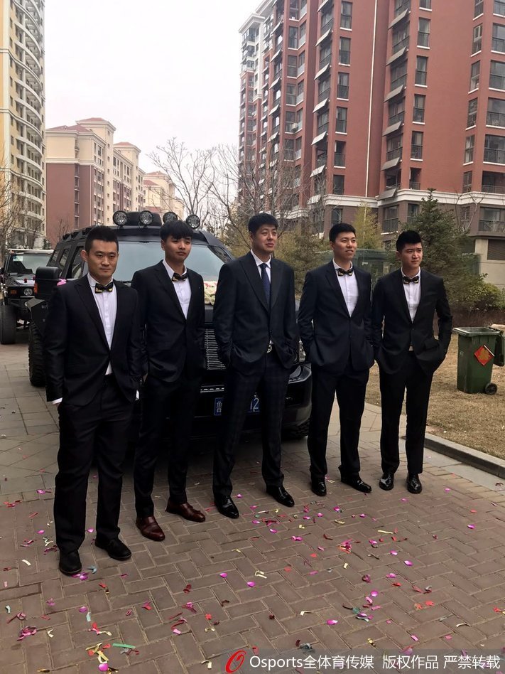 晨光微熹中,一身笔挺西装的新郎李林与四位帅气伴郎整装待发,他们的笑容里藏着即将见到新娘的雀跃与紧张,准备开启幸福的迎亲之旅。