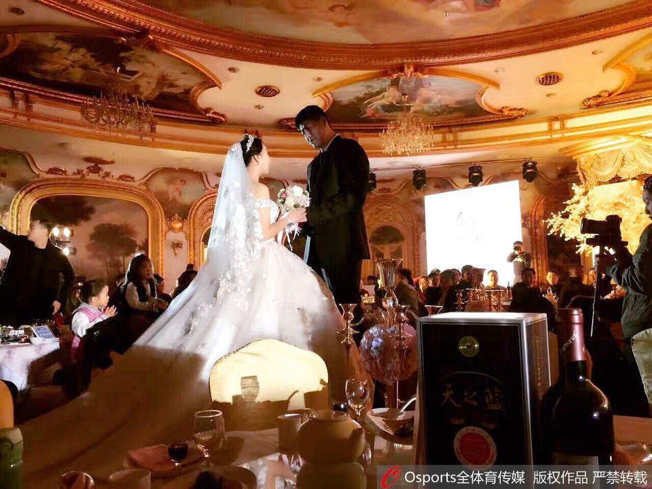 婚礼现场,红毯两侧宾客如云,高大威猛的击鼓手奋力挥动鼓槌,激昂的鼓点如同山东大汉的豪爽性格,热烈欢迎着每一位远道而来的亲朋好友。