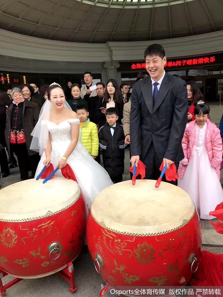 四位伴郎李敬宇、许家晗、李泓翰和杨越身着深色修身西装,身姿挺拔如松,嘴角挂着浅浅的笑意,帅气逼人,堪称CBA赛场上走出的颜值天团。