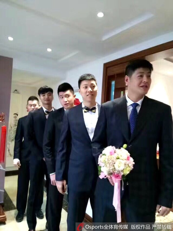 婚礼殿堂中央,身披圣洁婚纱的新娘与西装革履的李林执手相望,两人眼中倒映着彼此的模样,嘴角洋溢着甜蜜与羞涩,时间仿佛在这一刻凝固成永恒。