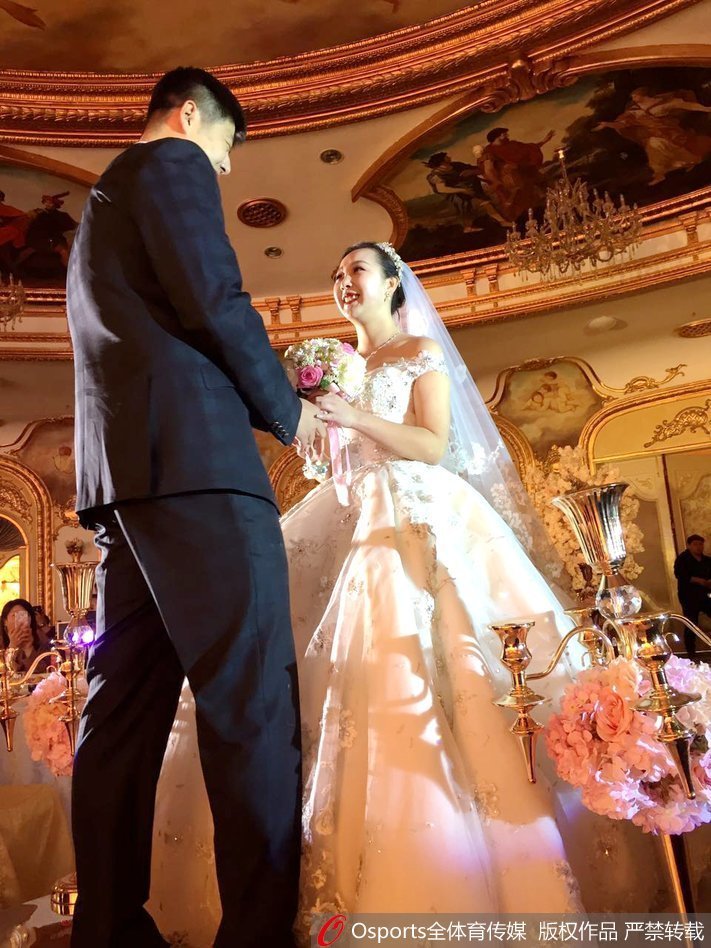 新人交换戒指后紧紧相拥,新娘笑靥如花依偎在李林宽阔的胸膛,李林则深情亲吻新娘的额头,画面定格在最幸福的瞬间,现场爆发出热烈的欢呼与祝福声。