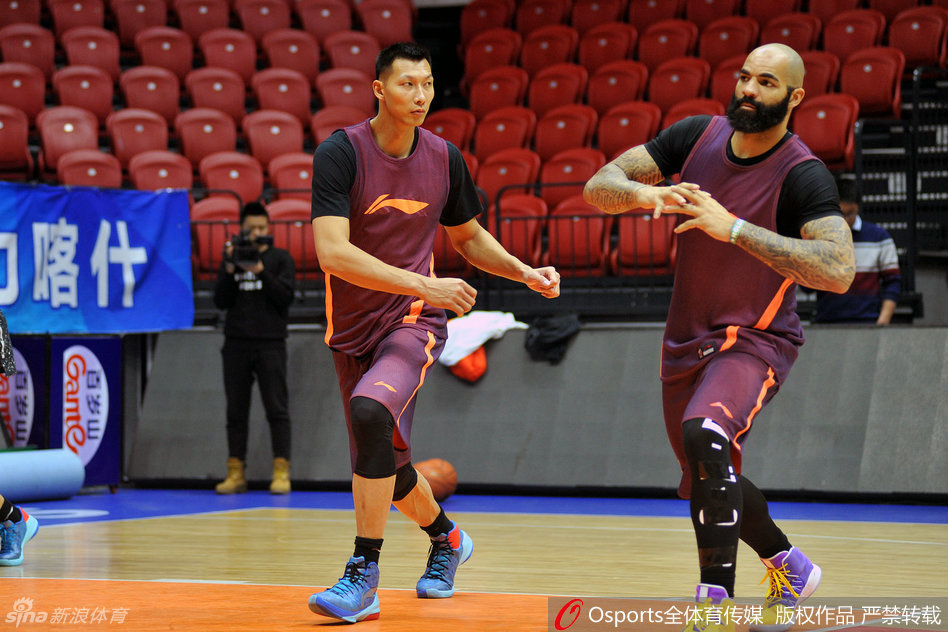 外援斯隆在训练中挤眉弄眼搞怪不断，轻松的气氛让他彻底放飞自我，仿佛不是在备战总决赛而是在参加全明星周末