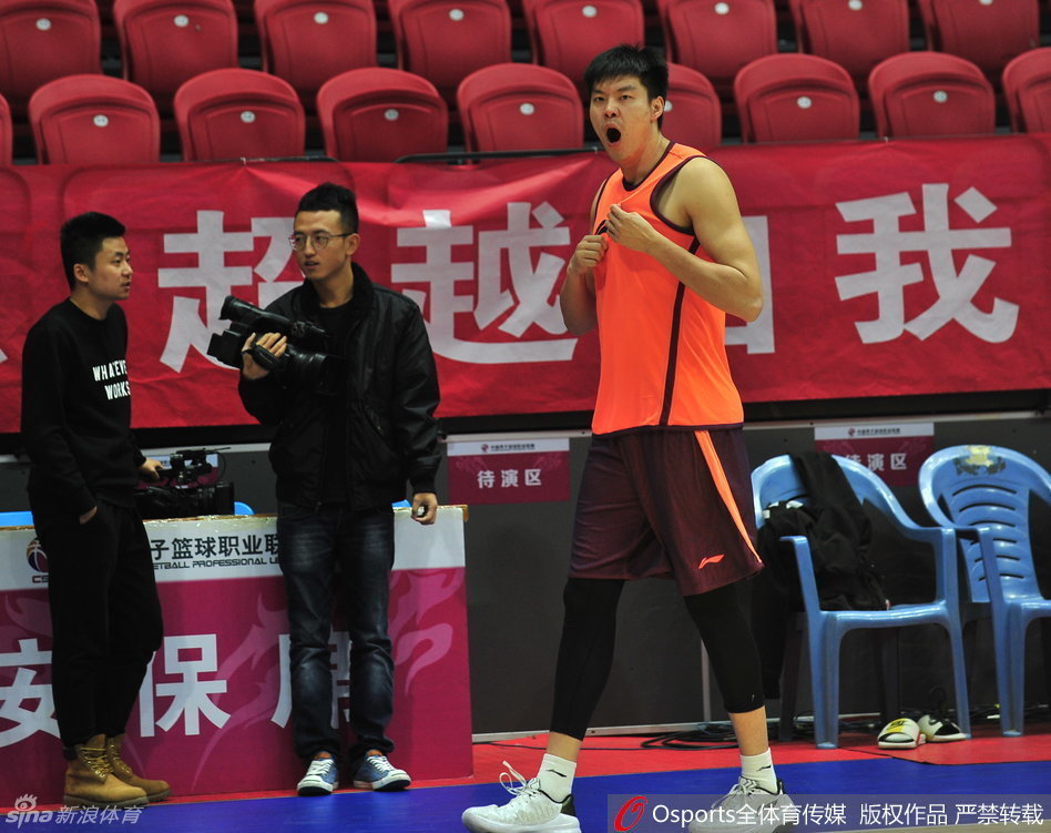 电脑上wap网:广东队轻松备战球场大斗表情包_新浪图片