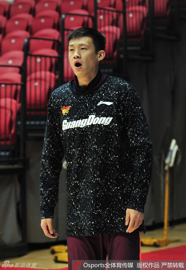 年轻球员在训练中相视而笑，青春的气息与轻松的氛围交织，他们用笑容化解总决赛的紧张，展现出新生代的自信风采