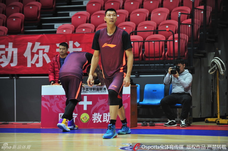 周鹏训练中嘴角上扬露出迷之微笑，那表情仿佛在说一切困难都不是事儿，领袖的从容在无形中感染着每一位队友