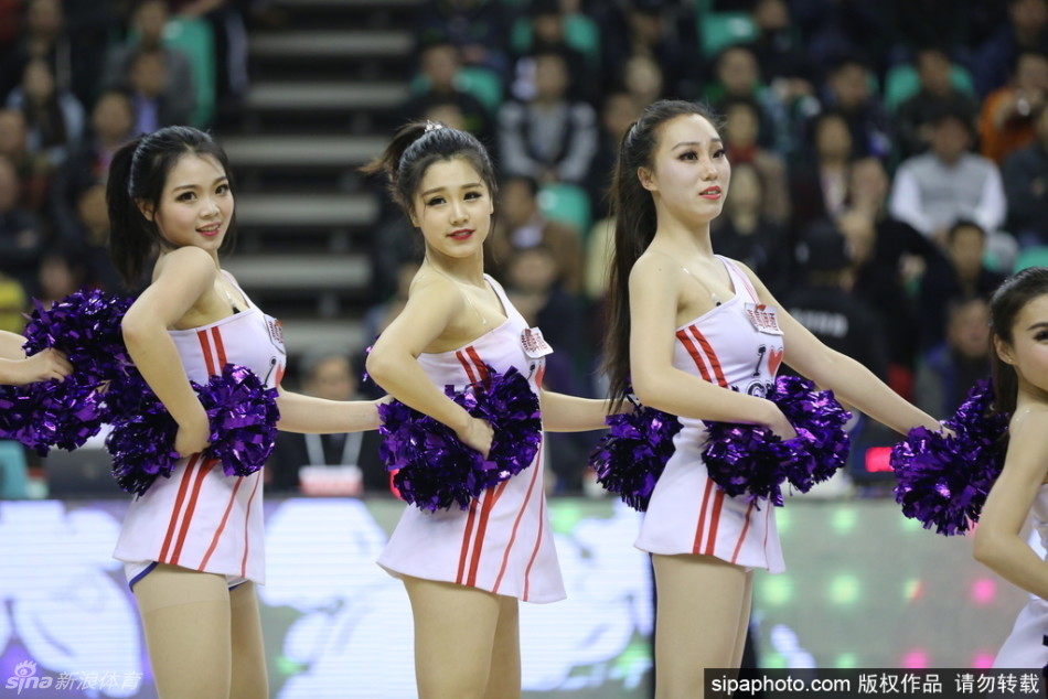 镜头定格在广东宏远拉拉队宝贝的惊艳瞬间，她身姿挺拔，自信的微笑极具感染力，手中闪耀的拉花与球场灯光交相辉映，展现出南粤女孩的温婉与坚韧。