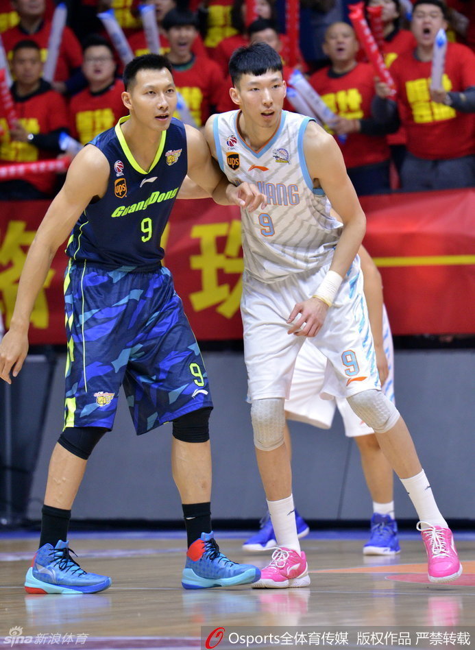 易建联陷入新疆队重重围困,周琦和队友形成合围之势,阿联面框强行寻找传球路线