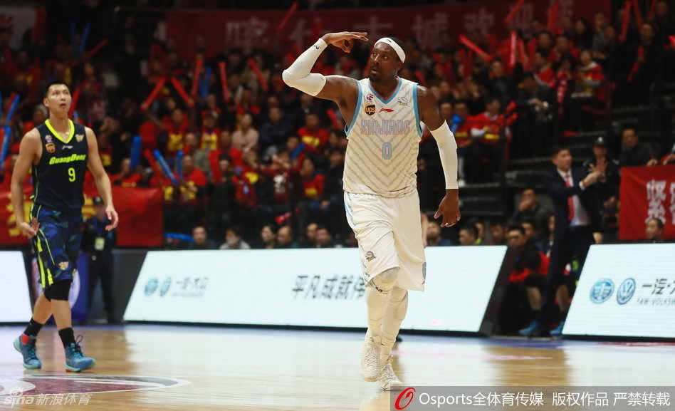 西热力江在三分线外张弓搭箭飙射三分,皮球划出完美弧线,防守球员封盖为时已晚