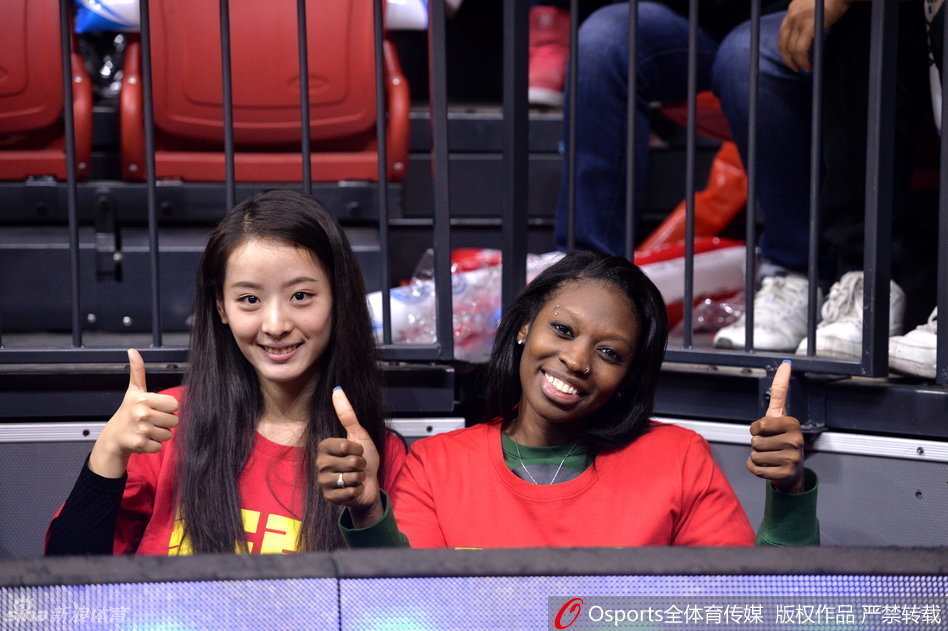 镜头捕捉到两人互动的瞬间,孙桐林妻子凑近亚当斯女友耳边低语,两人脸上同时浮现出少女般腼腆又好奇的笑意。