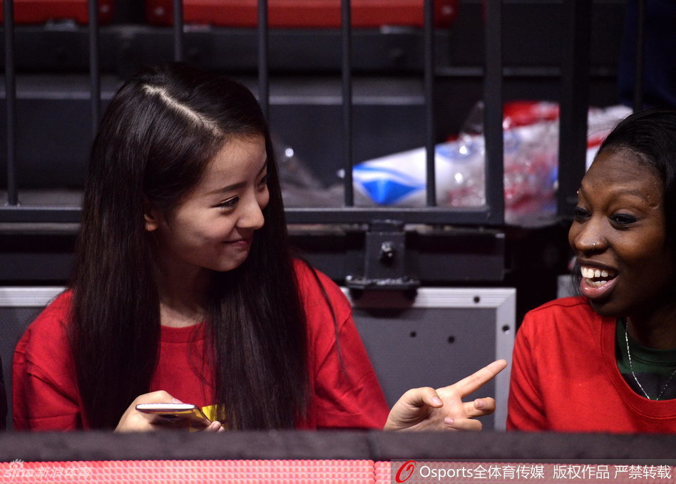 比赛中出现精彩回合,孙桐林妻子起身鼓掌,笑容腼腆却真诚,眼中闪烁着对丈夫精彩表现的自豪光芒。