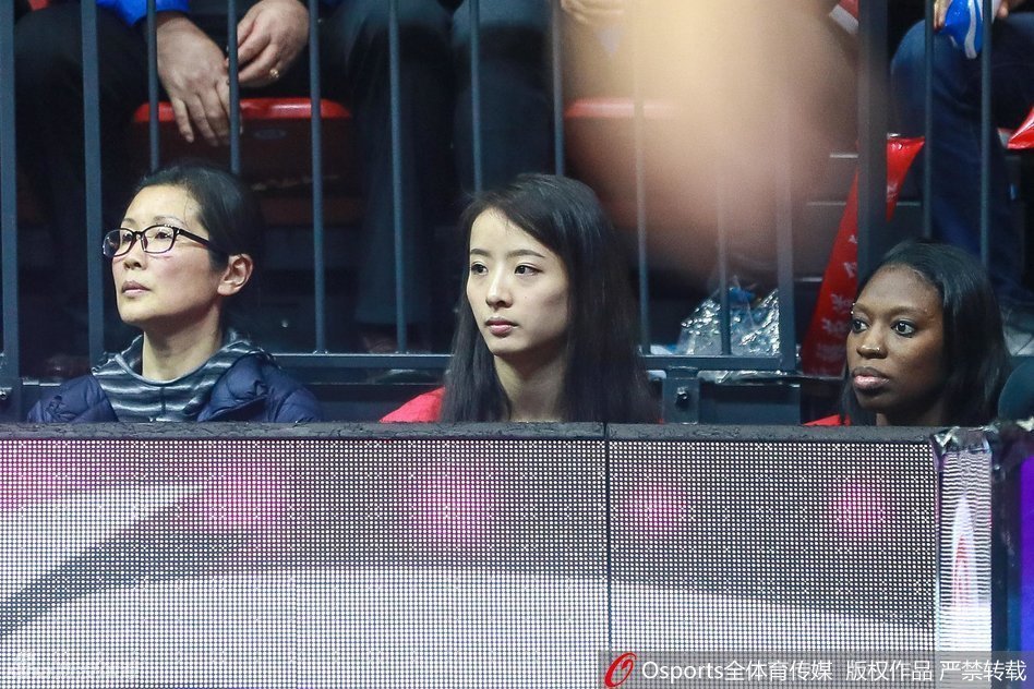 另一角度展示两人观战的投入状态,亚当斯女友表情更为外露兴奋,孙桐林妻子则抿嘴微笑,性格差异一目了然。