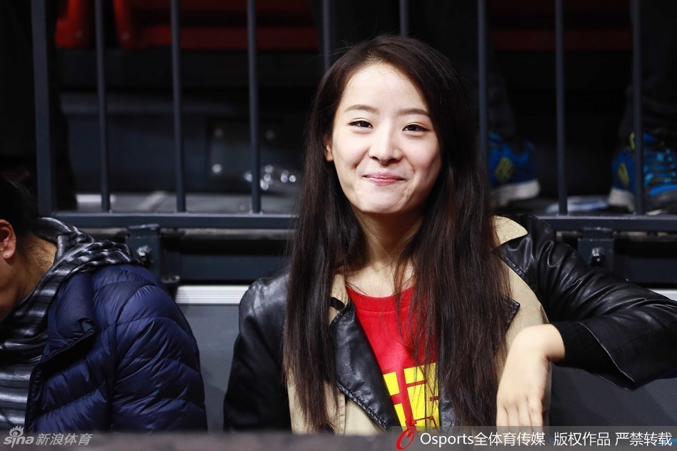 赛后气氛中,两位女士整理衣着准备离场,脸上依然挂着意犹未尽的笑意,仿佛还在回味刚才那场属于新疆的胜利。