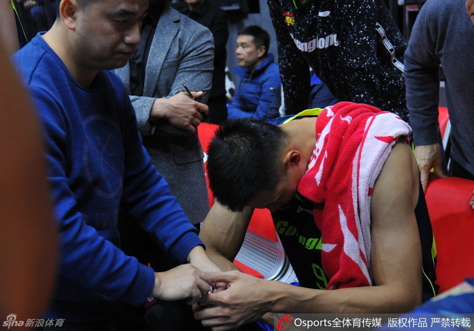 隊醫舉起阿聯受傷的手指仔細查看，阿聯表情痛苦卻又極力剋制，內心充滿了焦急。