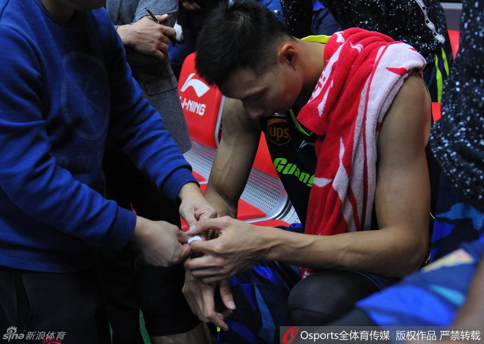 簡單包紮後，阿聯坐在板凳席末端，目光呆滯地看著場上，心情久久無法平靜。