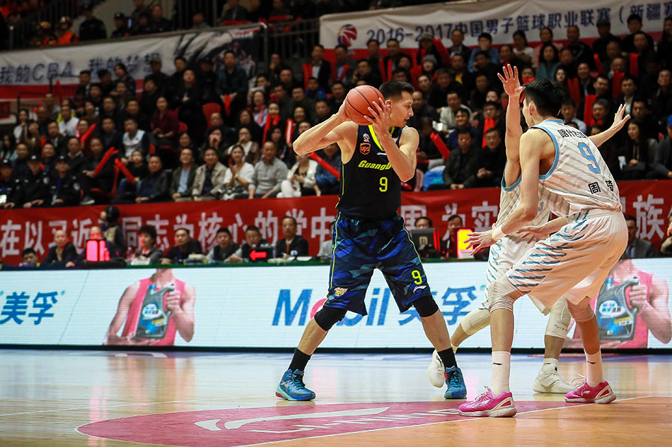 新疆广汇队外援亚当斯如闪电般撕裂广东防线,在易建联与周鹏的联手围堵下强行突破上篮