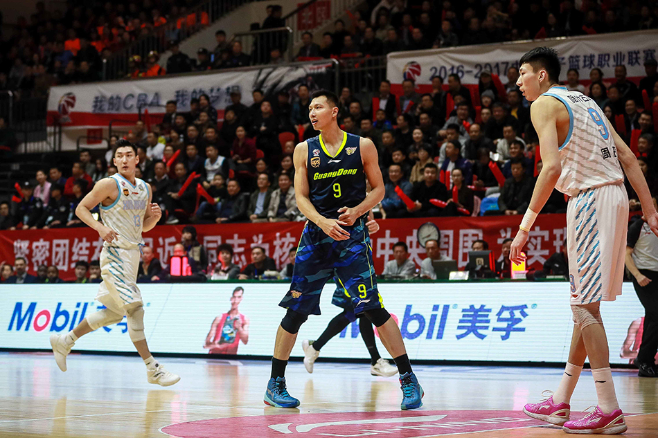 周琦在易建联头顶完成惊天补扣,长臂挂筐俯视防守者,彰显禁飞区霸主气势