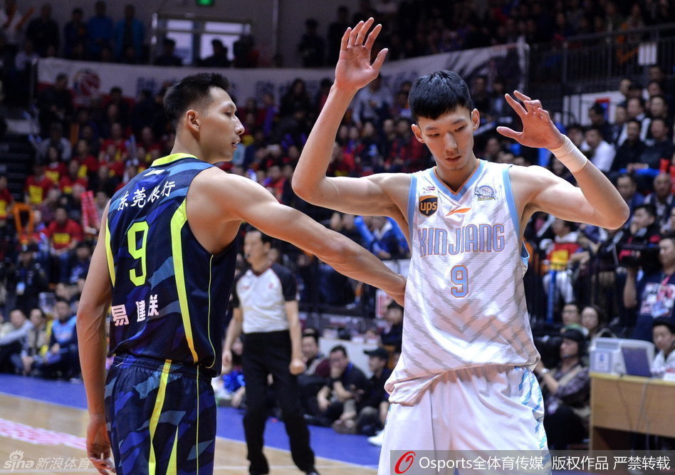 西热力江情绪激动地与当值裁判进行交涉，他的表情写满了无辜与愤慨，汗水顺着脸颊流下，仿佛在诉说着每一次防守的艰辛。