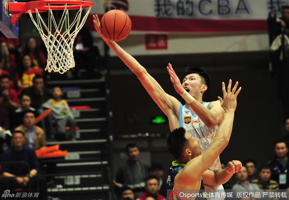 广东队主教练杜锋表情严峻，眼神如电，他紧盯着场内每一次判罚，脸上写满了对局势的焦虑与对胜利的极致渴望。