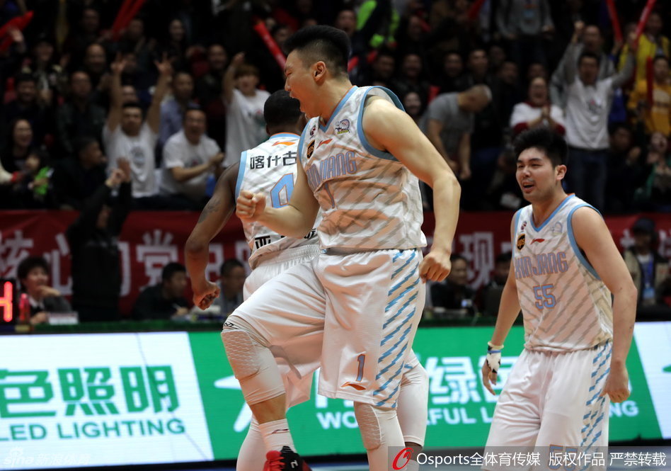 胜利时刻，西热力江激情澎湃地与亚当斯重重击掌，两位新疆悍将眼中闪烁着征服者的光芒，整个球场都为之震颤。