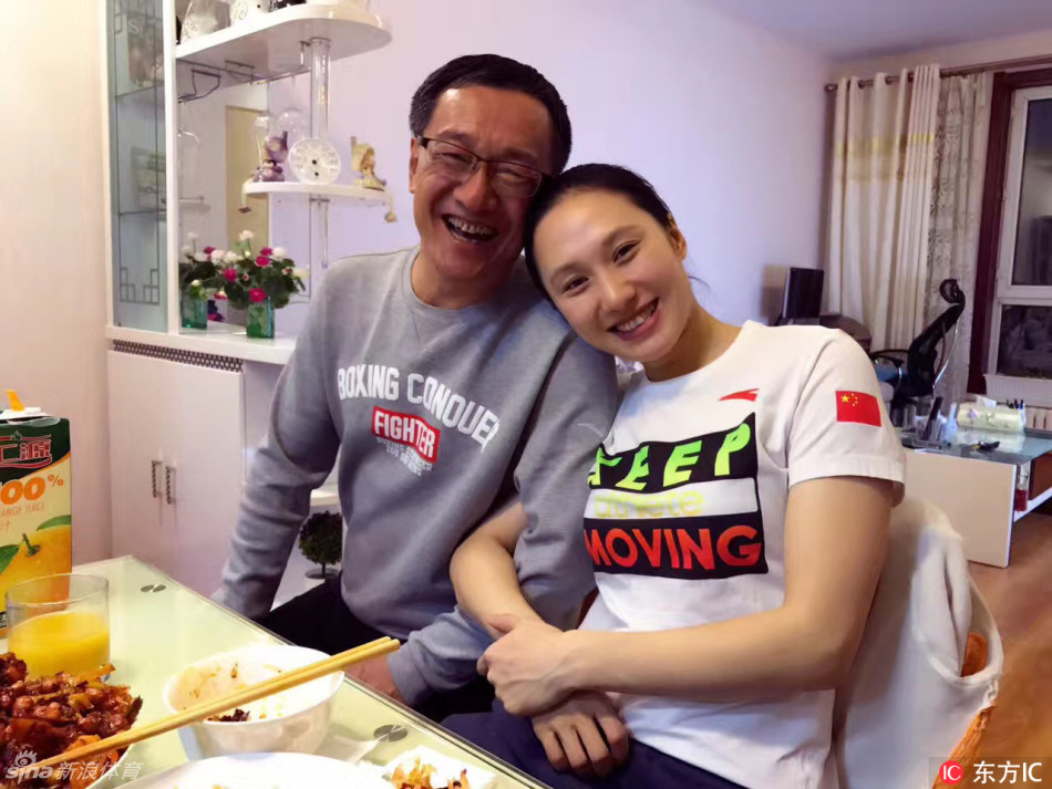 速滑女神张虹亲自下厨依偎爸爸肩膀