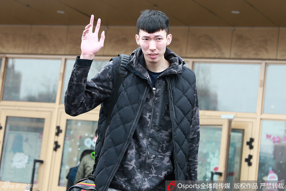 身披冠军荣光的周琦,站在训练馆门口回首向人群轻轻挥手,眼神中既有对这片赛场的眷恋,也闪烁着即将奔赴远方、挑战NBA的坚定光芒。