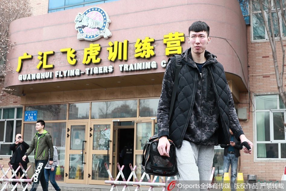 外援布莱切露出孩子般纯真的笑容,右手高高竖起大拇指,仿佛在通过镜头为刚刚过去的完美赛季点赞,也为身边即将远行的队友送上无声的祝福。