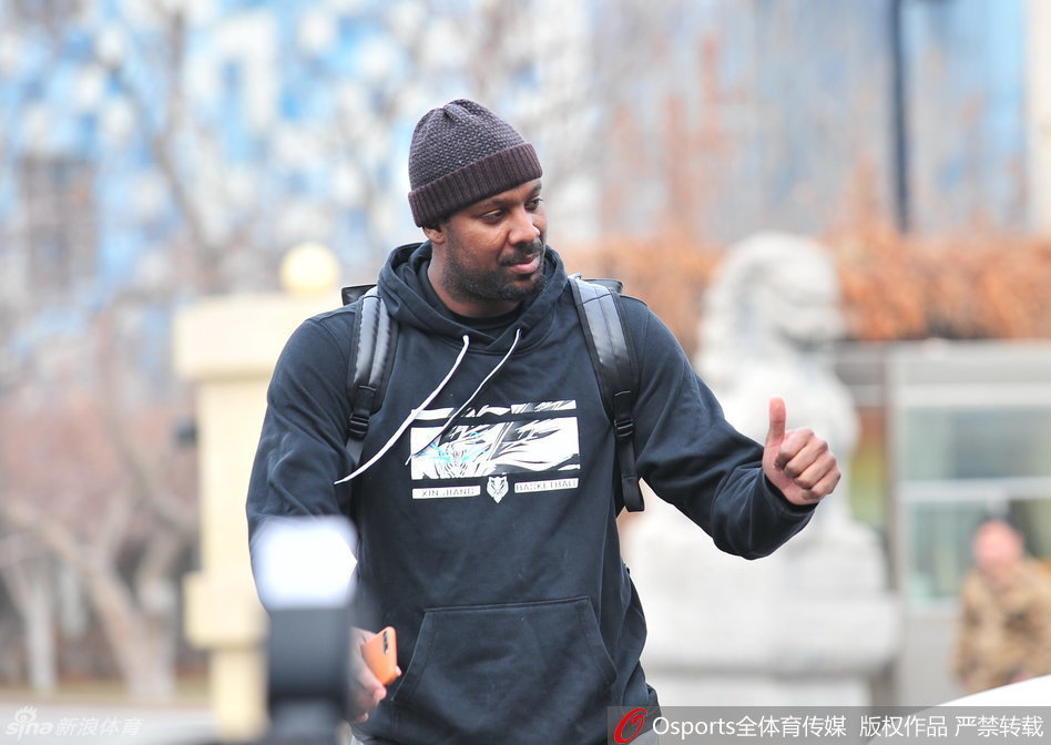 队长可兰白克迈着沉稳的步伐走出训练馆,眉宇间凝聚着队长的责任感,他身后是朝夕相处的队友,眼前是需要他继续守护的冠军荣耀。